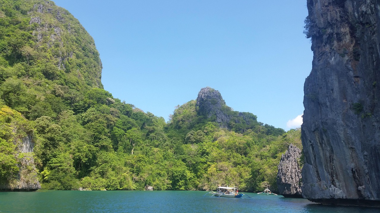 Bateau sur un fleuve aux Philipinnes